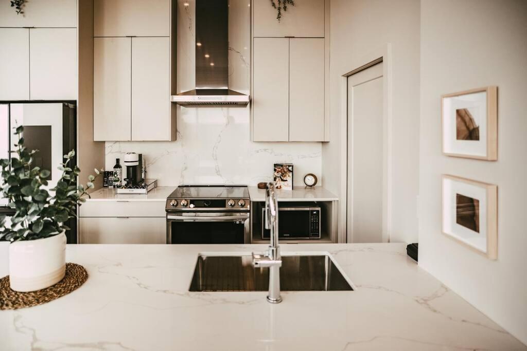 New Luxury 2Br Penthouse Apt In Central هاليفاكس المظهر الخارجي الصورة